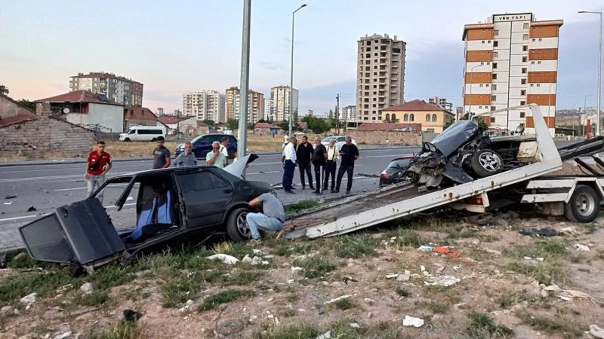 İki otomobilin çarpıştığı kazada biri ikiye bölündü