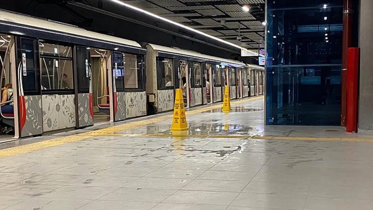 İstanbul’da metronun tavanından sular aktı