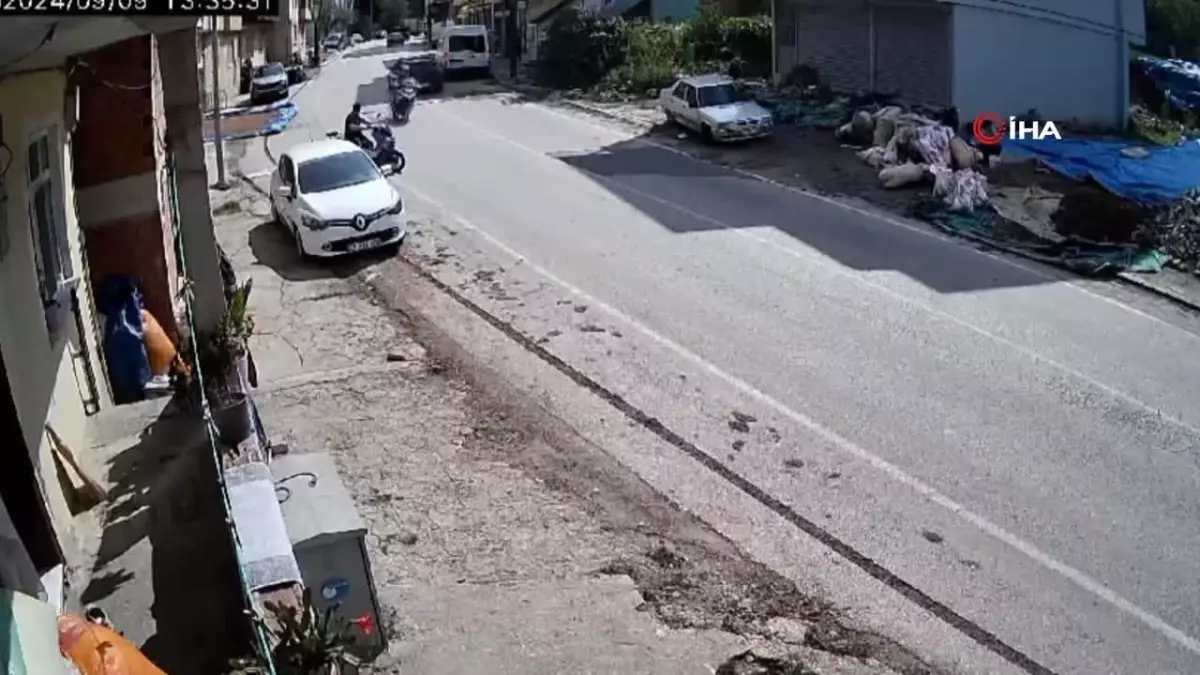 Otomobil ile çarpışan motosiklet sürücüsü havada böyle takla attı