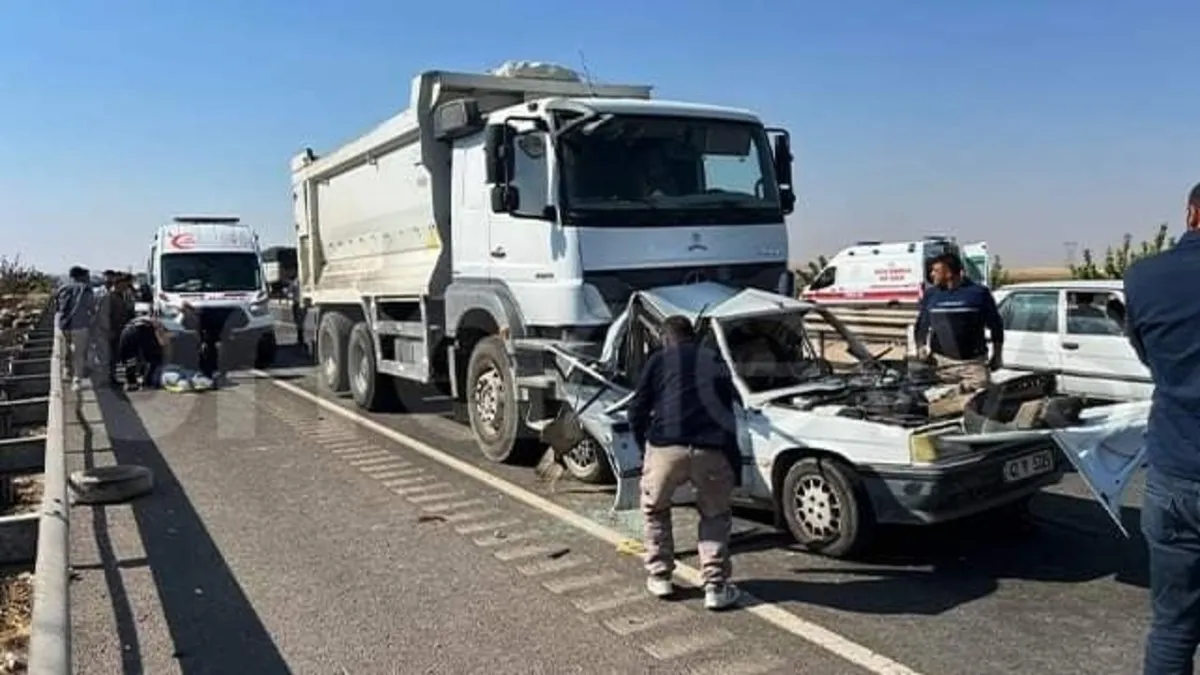 Şanlıurfa’da hafriyat kamyonu ile otomobil çarpıştı: Baba öldü oğlu ağır yaralandı